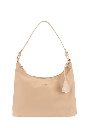 Borsa a spalla beige con una tracolla sottile, chiusura con zip, piccolo logo sul davanti e targhetta decorativa in pelle attaccata.