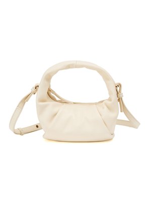 Bolso de mano de cuero suave color crema con asa superior enrollada, correa de hombro ajustable y diseño fruncido en el cuerpo.