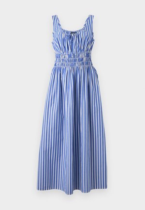 Robe rayée bleu et blanc avec une taille smockée, encolure dégagée et bretelles larges, fabriquée dans un tissu léger. Rayures verticales texturées.