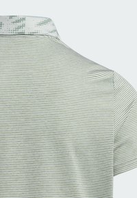 Lichtgroene gestreepte polo met een geborduurde kraag. De stof heeft een zachte textuur, met korte mouwen en een klassieke pasvorm.