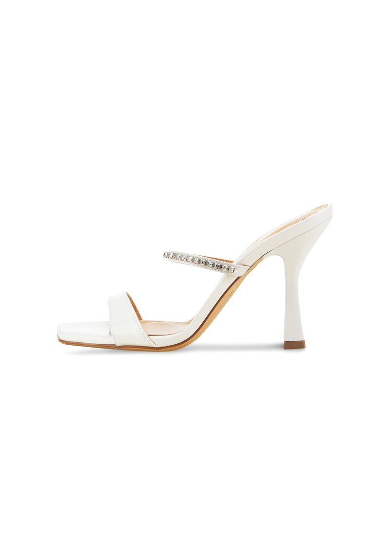 Witte hooggehakte sandalen met een vierkante neus, met twee banden; een doorzichtige band met strassstenen en een gladde, glanzende afwerking.
