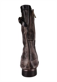 Hoge bruine leren laars met een gebogen ontwerp, decoratieve zijgesp en een rits aan de achterkant. Gestructureerd oppervlak en gestapelde hak.