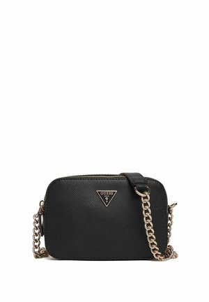 Zwarte crossbody tas met textuur, gouden kettingriem en Guess-logo op de voorkant, rechthoekige vorm met ritssluiting.