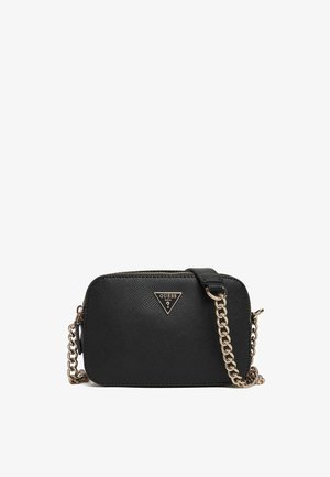 Zwarte crossbody tas met textuur, gouden kettingriem en Guess-logo op de voorkant, rechthoekige vorm met ritssluiting.