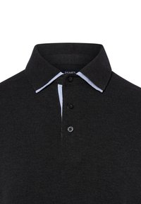 Donkergrijze polo met drie zwarte knopen en een kraag met een binnenvoering van witte en blauwe strepen.