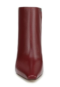 Stivale alla caviglia in pelle bordeaux con punta affusolata e texture liscia. Chiusura con zip laterale per una facile calzata. Silhouette elegante e moderna.