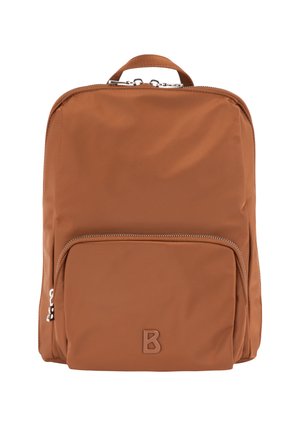 Mochila rectangular marrón con asa superior, bolsillo frontal con cremallera y letra B en relieve en el bolsillo.