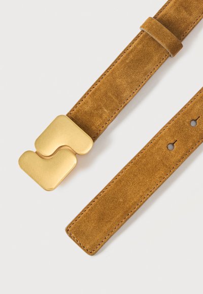 Καφέ σουέντ ζώνη με ματ χρυσή ορθογώνια συνδεδεμένη αγκράφα και πολλαπλές τρύπες ρύθμισης σε λευκό φόντο.