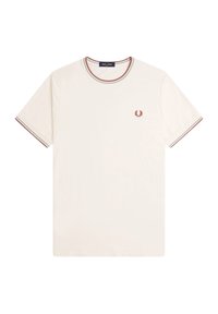 Camiseta de algodón de manga corta en color crema. Presenta un cuello redondo con acentos de rayas rojas y verdes y un pequeño logotipo bordado en el pecho.