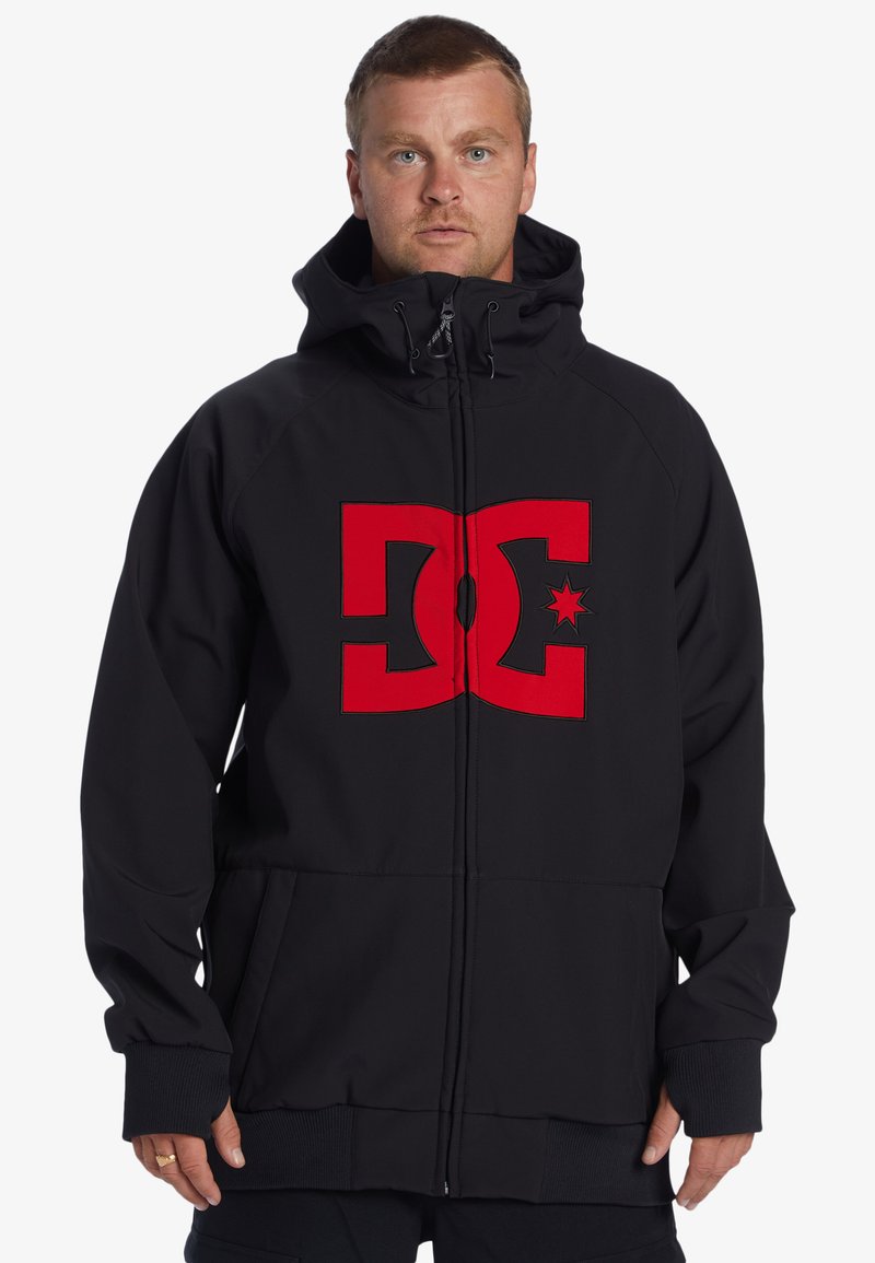 Čierna mikina s kapucňou s veľkým červeným logom DC na prednej strane, elastické manžety a bočné vrecká, vyrobená z mäkkého a odolného materiálu.