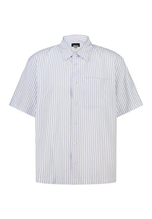Kurzärmliges Hemd mit Knöpfen, hellblau-weiß gestreift mit einer Brusttasche auf der linken Seite.