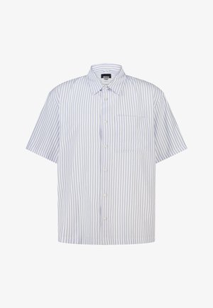 Kurzärmliges Hemd mit Knöpfen, hellblau-weiß gestreift mit einer Brusttasche auf der linken Seite.