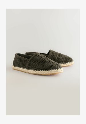 Teksturoitu tummanvihreä liukuvan kengät, joissa on kudottu kangas yläosa ja luonnollinen juteeköysi pohja, jossa on hienovarainen ommeltu korostus reunassa.