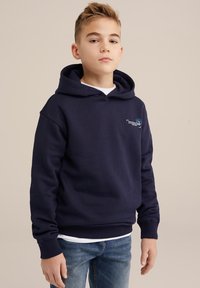 Felpa in blu navy con tasca a marsupio, polsini e orlo a costine, con un piccolo dettaglio grafico sul petto. Realizzata in materiale misto cotone.