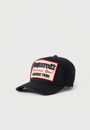 Casquette de baseball noire avec un patch bordé de rouge portant l'inscription « Dsquared2 Welcomes You ! Canadian Twins » sur le panneau avant.