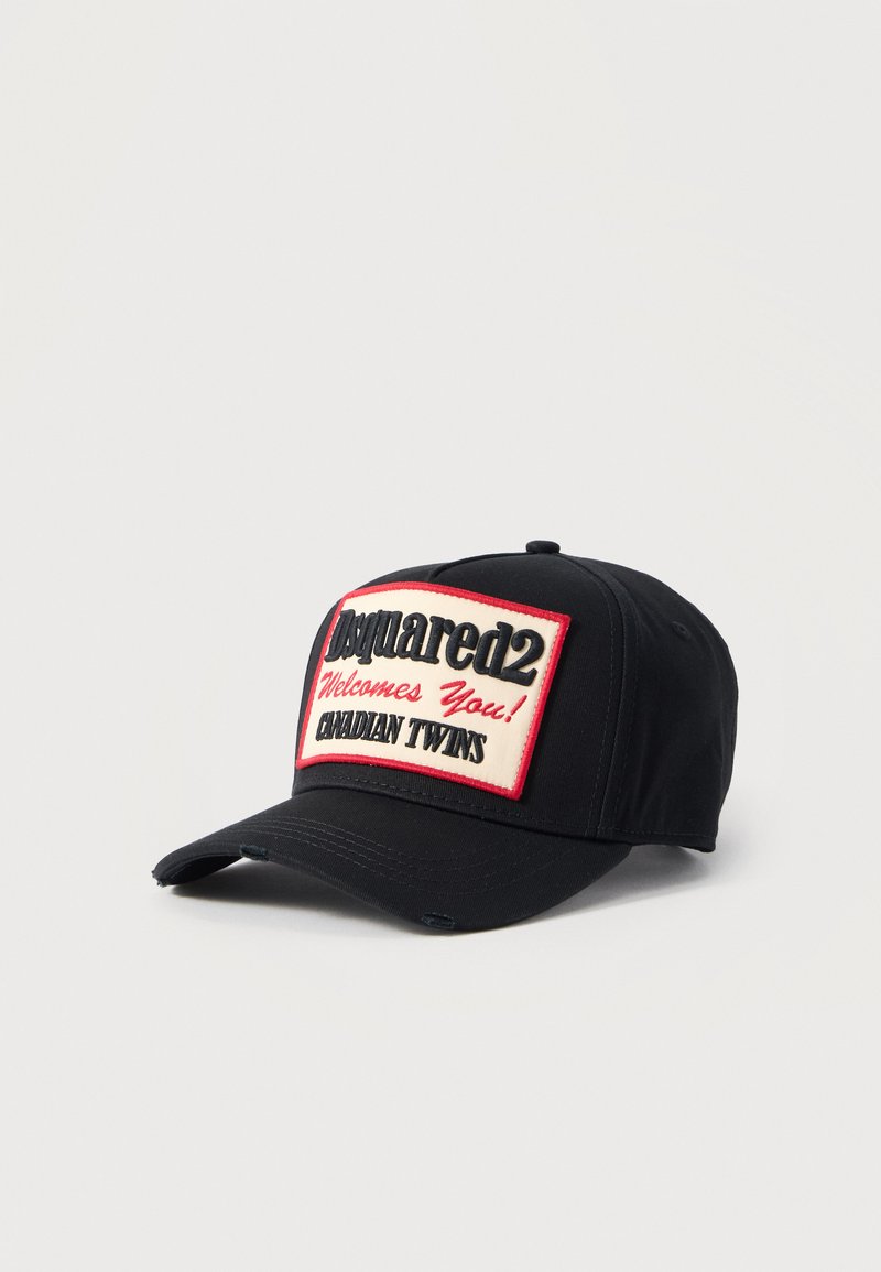 Casquette de baseball noire avec un patch bordé de rouge portant l'inscription « Dsquared2 Welcomes You ! Canadian Twins » sur le panneau avant.