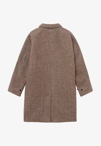 Burgundijas herringbone mētelis ar klasisku apkakli, garām piedurknēm un sānu kabatām. Iespējojams taisns griezums un aizmugurējā ventiļa detaļa.