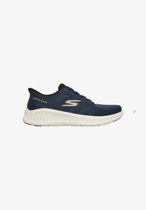 Baskets Skechers Slip-Ins bleu marine avec semelle blanche coussinée, tige en mesh respirant et logo sur le côté, vues de profil.