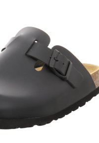 Schwarzer Rutschsandal mit einem einzelnen verstellbaren Riemen und einer Schnalle über einem hellbraunen Korkfußbett und einer strukturierten schwarzen Sohle.