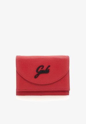 Portafoglio in pelle rossa con logo nero "Gabs" sulla patta frontale, forma rettangolare con angoli arrotondati e cuciture visibili.