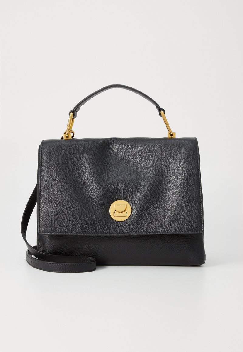 Sac à main en cuir noir avec une finition texturée, équipé d'un fermoir en métal doré et d'une bandoulière amovible, de forme rectangulaire.