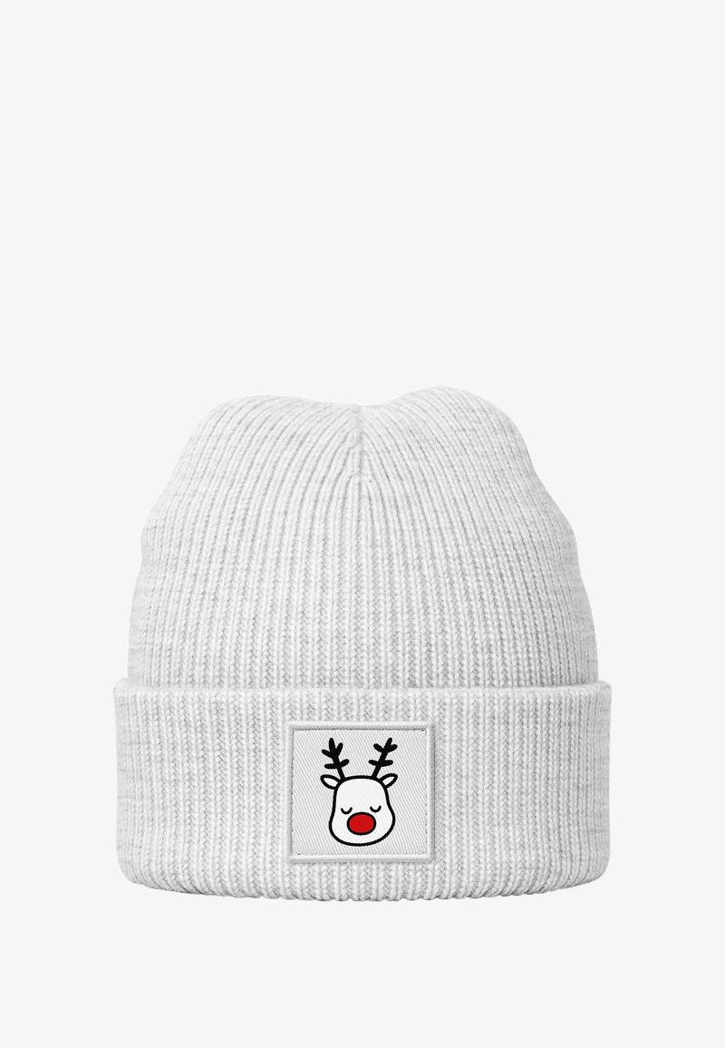 Weißer Strickmütze mit umgeschlagenem Bündchen, das ein quadratisches Patch mit dem Gesicht eines Rentiers mit roter Nase, schwarzen Geweihen und geschlossenen Augen zeigt.