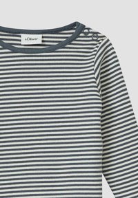 Gestreiftes Langarmoberteil in Marineblau und Creme, mit gerippter Textur, rundem Ausschnitt mit grauem Besatz und Schulterdruckknöpfen.