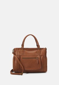 Bruine leren handtas met dubbele handvatten, verstelbare schouderriem, voorvak met ritssluiting en metalen accenten; gestructureerd ontwerp met een gladde textuur.