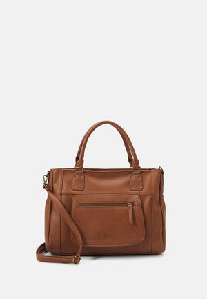 Sac à main en cuir marron avec double poignée, bandoulière réglable, poche avant zippée et accents métalliques ; design structuré avec texture lisse.