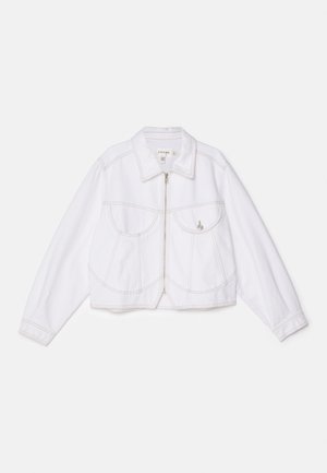 Veste en denim blanc courte avec manches longues, fermeture éclair à l'avant, deux poches poitrine et détails de couture contrastants. Le tissu a une texture lisse.