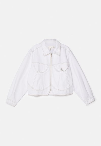 Giacca corta in denim bianco con maniche lunghe, chiusura frontale con zip, due tasche sul petto e dettagli di cucitura in contrasto. Il tessuto ha una consistenza liscia.