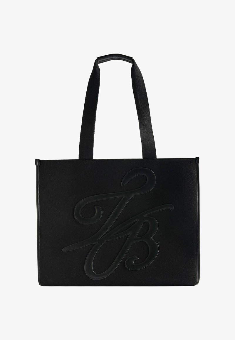 Sac fourre-tout noir en feutre avec un logo en cuir texturé. Dispose de deux poignées en tissu pour le transport.