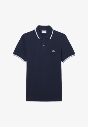 Donkerblauwe polo met een klassieke kraag, gemaakt van katoen, met twee knopen en lichtblauwe accenten op de kraag en mouwen. Bevat een groen logo.