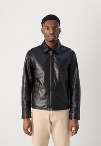 Μαύρο δερμάτινο μπουφάν με ευθεία σχεδίαση, κλείσιμο με φερμουάρ και δύο πλευρικές τσέπες. Διαθέτει κλασικό γιακά και λεία υφή.