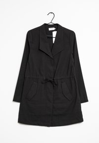 Černá lehká bunda s dlouhými rukávy, otevřeným předním dílem, nadměrným límcem, stahovací šňůrkou v pase a dvěma předními kapsami. Hladká tkanina, minimalistický design.