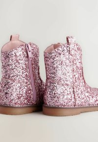 Rosa glittriga ankelskor med dragkedja, med en texturerad yta av paljetter och en solid brun gummisula.