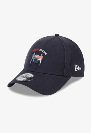Cappello blu navy con visiera curva, logo ricamato "United Review" e design grafico. La trama del tessuto è liscia; presenta una cintura posteriore regolabile.
