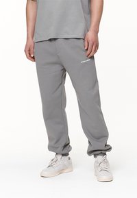 Pegador LOGO JOGGER - Træningsbukser - washed cool grey/white gum