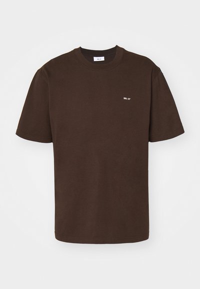 NN.07 ADAM EMB - Lihtne T-särk - brown