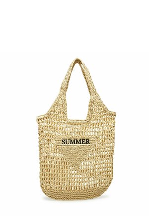 Borsa a tracolla in paglia beige intrecciata con manici corti e una toppa a forma di cuore ricamata con la parola "SUMMER" in nero.