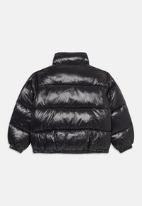 Sort pufferjakke med en skinnende, quiltet tekstur, kortærmet og med høj krave. Elastisk bunden og manchetter for et tætsiddende look.