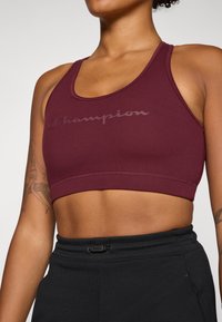 Champion SOFT TOUCH BRA LIGHT SUPPORT WITH LARGE LOGO - Brassières de sport à maintien léger - bordeaux
