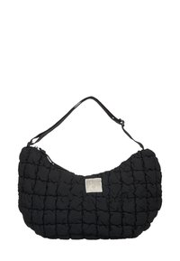 Zwarte gewatteerde schoudertas met een ronde vorm, gemaakt van zacht materiaal. Heeft een zilveren logopatch en een enkele band. Met ritsluiting.