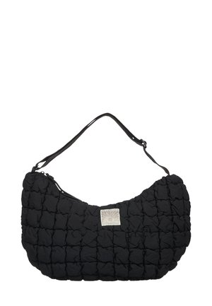 Sac à épaule noir matelassé avec une forme arrondie, en matériau doux. Il présente un patch logo en argent et une seule bandoulière. Fermeture zippée.