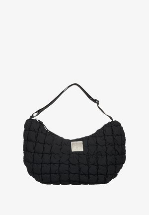 Schwarze, gesteppte Schultertasche mit runder Form, aus weichem Material. Verfügt über ein silbernes Logo-Patch und einen einzelnen Tragegurt. Mit Reißverschlussverschluss.