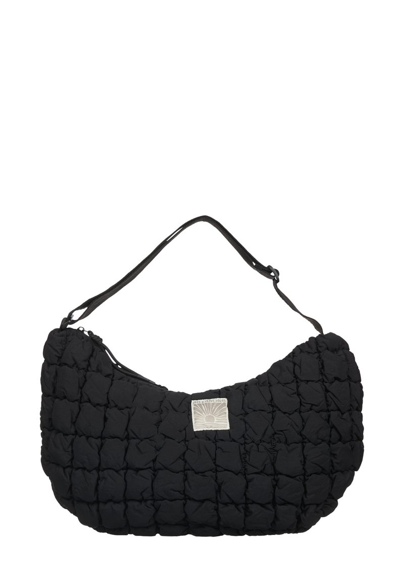 Zwarte gewatteerde schoudertas met een ronde vorm, gemaakt van zacht materiaal. Heeft een zilveren logopatch en een enkele band. Met ritsluiting.