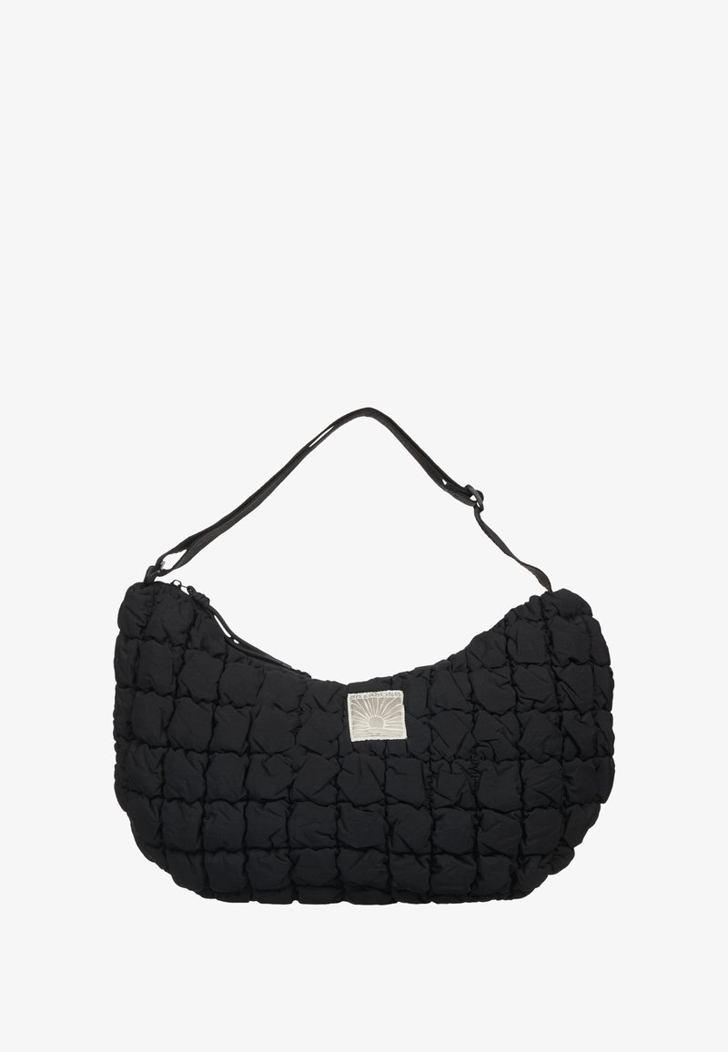 Zwarte gewatteerde schoudertas met een ronde vorm, gemaakt van zacht materiaal. Heeft een zilveren logopatch en een enkele band. Met ritsluiting.