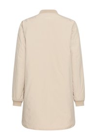 Beige lange jas met een hoge kraag, elastische manchetten en een soepele textuur. Heeft een gaasaccent in het kraaggebied.