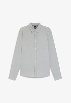 Camicetta grigia chiara a maniche lunghe in tessuto testurizzato, con colletto a punta, chiusura con bottoni davanti e polsini con bottoni.