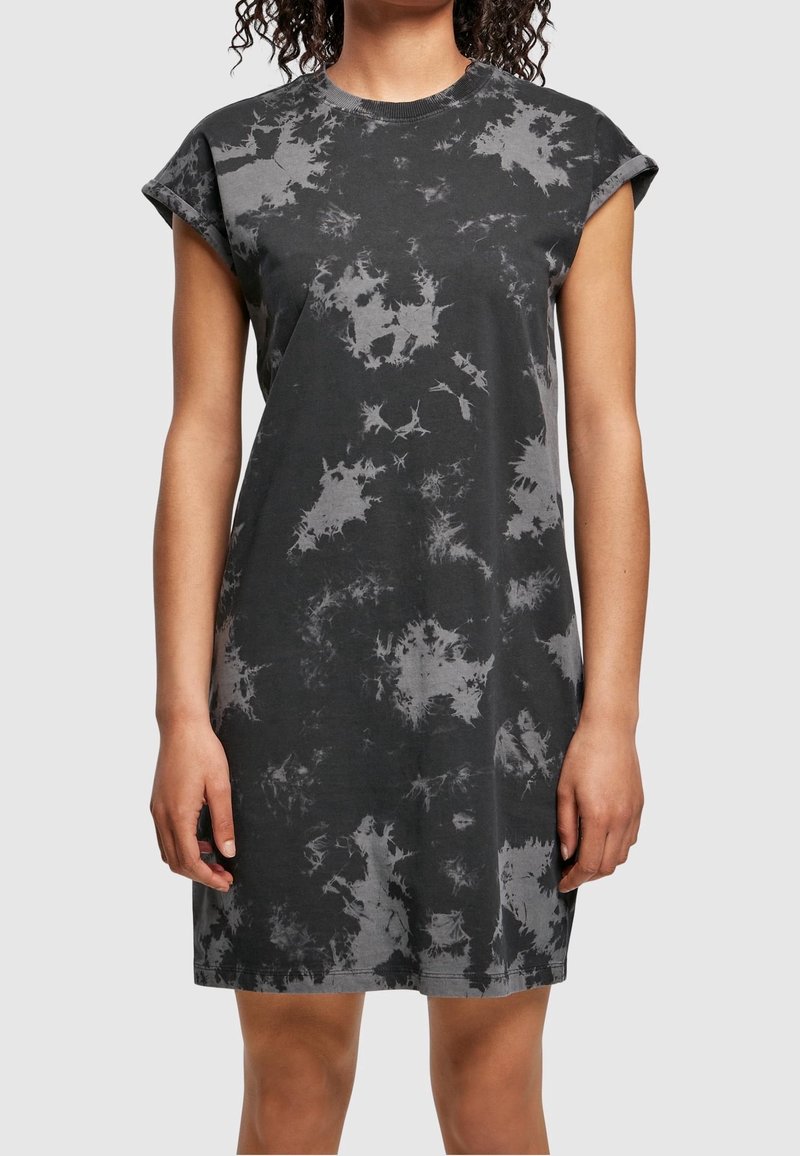 Robe t-shirt en coton noire avec des motifs tie-dye gris. Caractéristiques des manches courtes et un col rond. Coupe ample et décontractée.